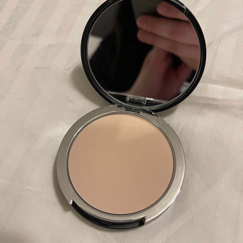 Kat Von D lock It Powder Foundation Light 42